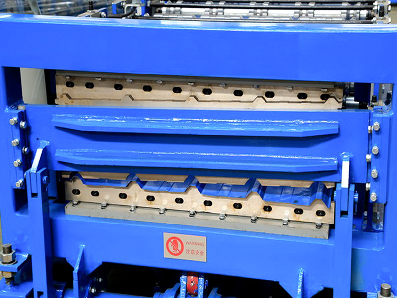 845-900型二層屋根シートロール成形機